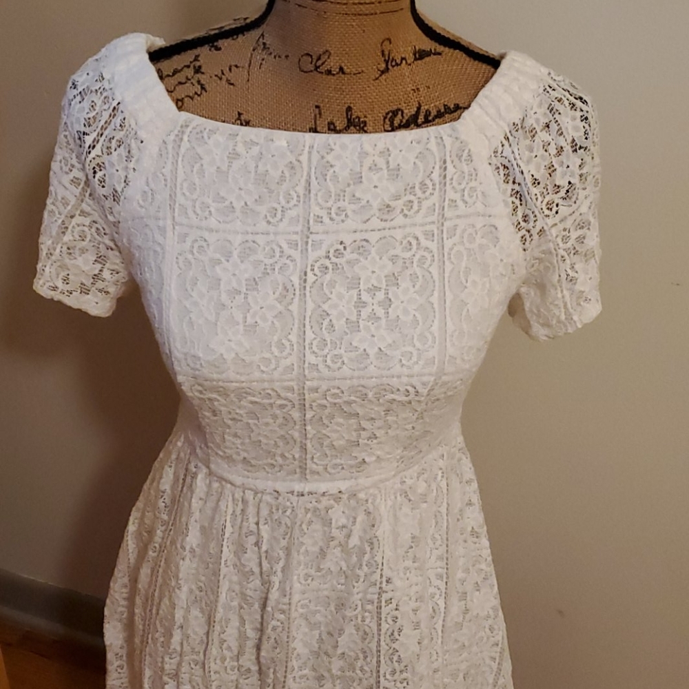 White lace dress with lining